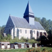 L'église dans son environnement vue du sud-ouest (1972)