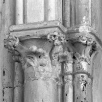 Chapiteaux des arcades nord de l'ancien choeur du 13ème siècle (1995)