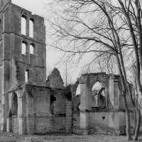 Les ruines de l'église vues du sud-est, avant l'écroulement partiel du clocher (1979)