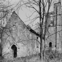 Les ruines de l'église vues du sud-ouest, avant l'écroulement partiel du clocher (1977)