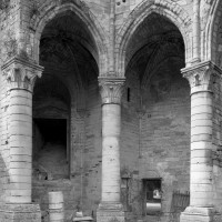 Vue partielle de la partie inférieure du bras nord du transept avec deux chapelles rayonnantes (1995)