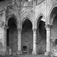 La partie inférieure du bras nord du transept avec les chapelles rayonnantes (1995)