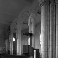 Les arcades du bas-côté nord de la nef vues vers le nord-ouest depuis la première travée du choeur (1996)