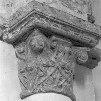 Chapiteau associé à l'arc doubleau séparant la troisième et la quatrième travée de la nef, côté sud  (1995)
