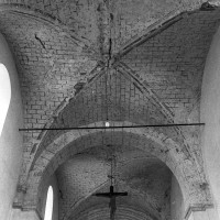Les voûtes d'arêtes des troisième et quatrième travées de la nef vue vers l'est (1995)