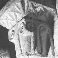 Chapiteau des baies du premier étage du clocher dissimulées dans les combles  (1970)