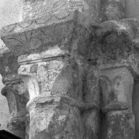 Chapiteaux du milieu du 12ème siècle au mur sud de la chapelle sud (1996)