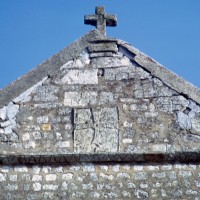 La partie supérieure de la façade ouest avec la croix antéfixe (1992)