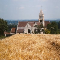 L'église dans son environnement vue du sud (1990)