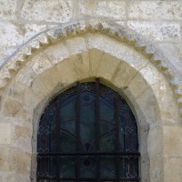 Décor de pointes de diamant à la fenêtre de la chapelle nord (2017)
