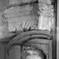 Chapiteau roman à la retombée sud de l'arcade ouest de la base du clocher (1970)