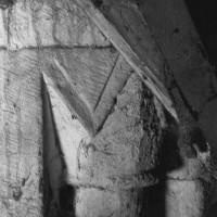 Chapiteau de la colonnette à l'angle d'un coté de l'étage du beffroi (1969)