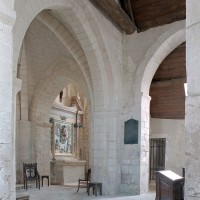 L'extrémité est de la nef vue vers le sud-est et la chapelle sud (2004)