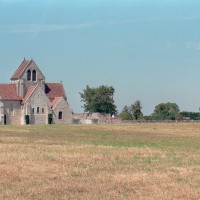 L'église dans son environnement vue de l'est (2004)
