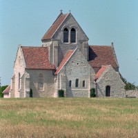 L'église dans son environnement vue de l'est (2004)