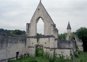 Les ruines de l'église vues du sud-ouest (2007)
