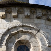 Vue partielle d'une fenêtre et de la corniche beauvaisine de la chapelle nord (2016)
