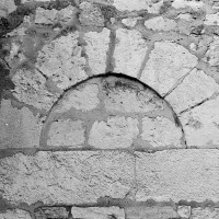 Partie supérieure de la porte romane du mur sud de la nef (1970)