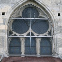 La fenêtre - très restaurée - du chevet de l'église (2017)