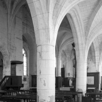 Les arcades du mur gouttereau sud de la nef vues vers le nord-est (1996)