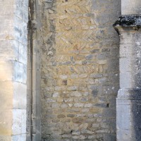 Mue en arêtes de poisson, du 11ème siècle, de la façade ouest, à droite du porche (2017)