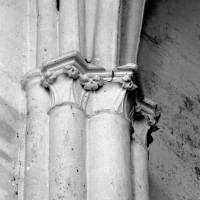Chapiteaux à la retombée des voûtes de l'abside et du vaisseau central du choeur (1980)