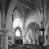 Vue partielle de la nef depuis le bas-côté sud vers le nord-ouest (1984)