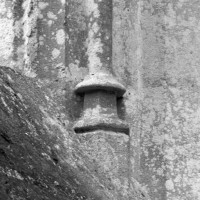 Base d'une colonnette d'une fenêtre du mur sud de la chapelle de Louis d'Orléans (1997)