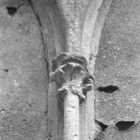 Chapiteau d'une fenêtre du mur sud de la chapelle de Louis d'Orléans (1997)