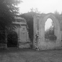 Vue partielle des ruines de l'église vers le sud-est (1997)