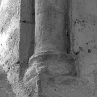 Base de la colonnette associée à la fenêtre centrale de l'abside (1996)
