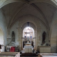 L'intérieur vu vers l'est depuis la travée voûtée de la nef (2002)