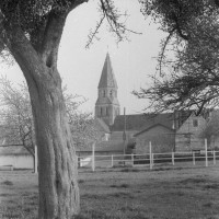 L'église dans son environnement, vue du nord (1975)