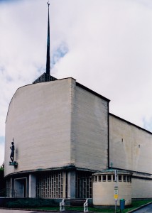 L'église vue du nord-est avec le baptistère au premier plan (2004)