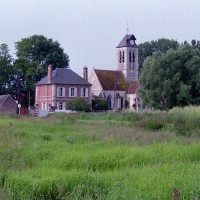 L'église dans son environnement vue du nord-est (2002)
