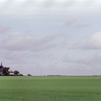L'église dans son environnement vue du sud-est (2001)