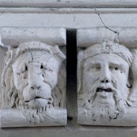 Masques au pilier nord-est de la croisée du transept (2002)