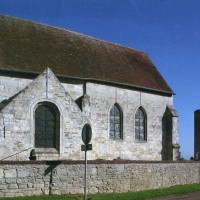 Vue partielle de l'église depuis le sud avec le donjon féodal (2008)