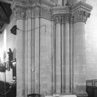 Le pilier nord-ouest de la croisée avec ses chapiteaux du 19ème siècle (1997)