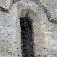 Fenêtre romane au nord de la base du clocher (2015)