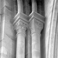 Chapiteaux et colonnettes associés à une fenêtre de la nef (1980)