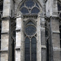 La chapelle axiale et la fenêtre correspondante du déambulatoire vues de l'est (2015)