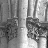 Chapiteau d'un pilier intermédiaire d'une arcade du choeur construit après l'écroulement partiel de 1284 (2015)
