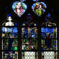 Fenêtre nord du bras nord du transept : la Crucifixion et, en haut, des anges portant les instruments de la Passion (2016)