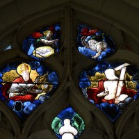 Fenêtre est du bras nord du transept, partie haute : la Trinité (2016)