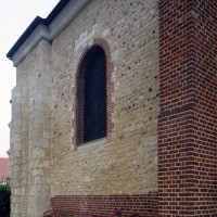 Vue partielle des parties romanes de l'église depuis le nord-ouest (2016)