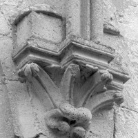 Chapiteau du 13ème siècle associé à la retombée des voûtes au mur est du bras sud du transept (2000)