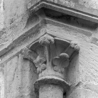 Chapiteau associé à l'arcade introduisant au bas-côté sud du choeur du 13ème siècle (2000)