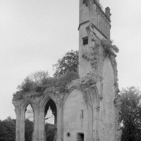 Le mur est du bras sud du transept du 13ème siècle, la tourelle d'escalier et les arrachements de la double volée d'arcs-boutants du 16ème siècle vus vers le sud-est (2000)