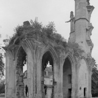 Les chapelles sud du choeur et la tourelle d'escalier avec les arrachements de la double volée d'arcs-boutants, vus vers le sud-ouest (2000)
